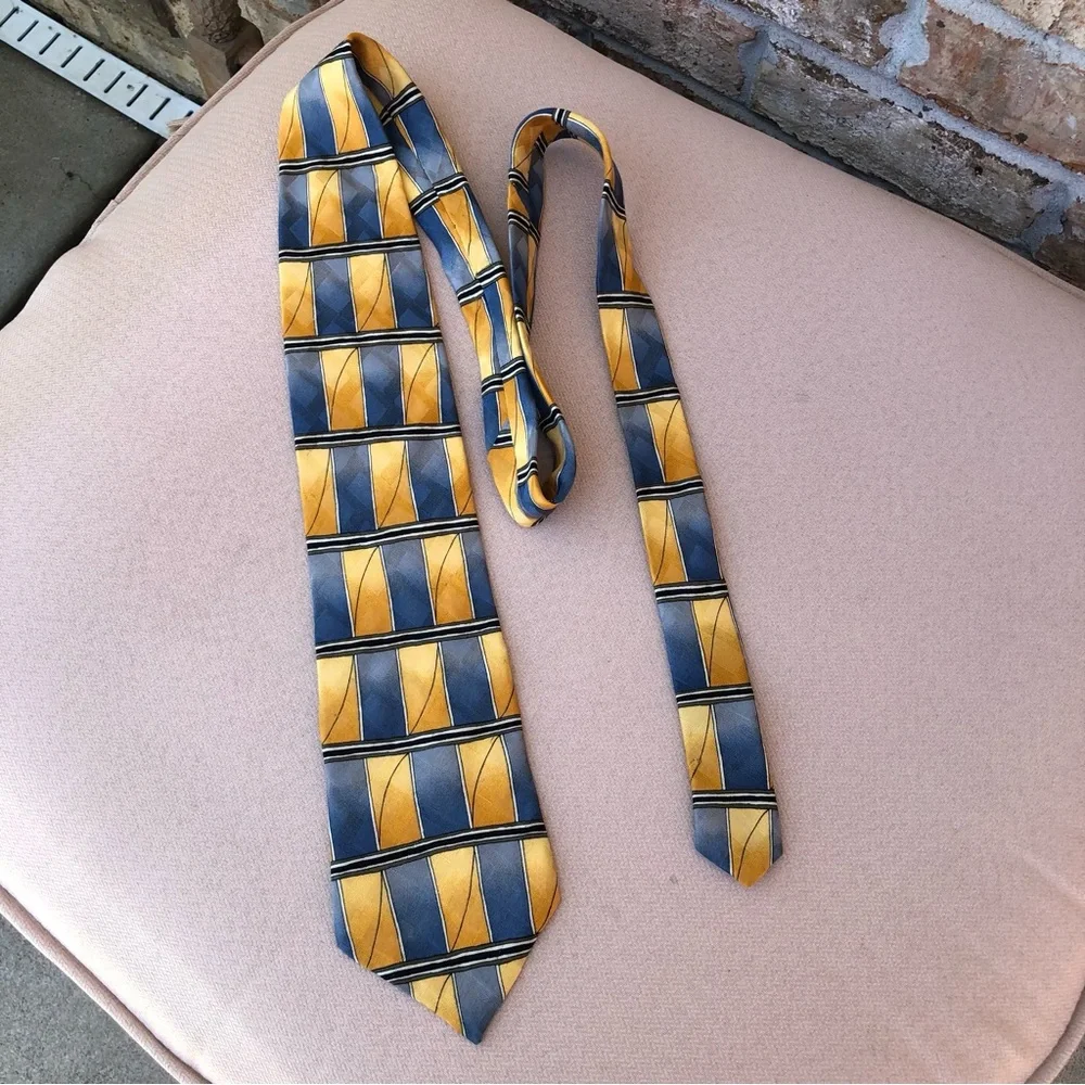 Bergeré Vintage Made In USA 💯 %‎ Silk Yellow Blue Geometry Pattern Tie